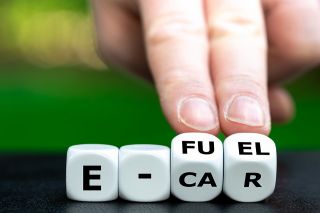 Foto: E-Fuel auf Holzwuerfel